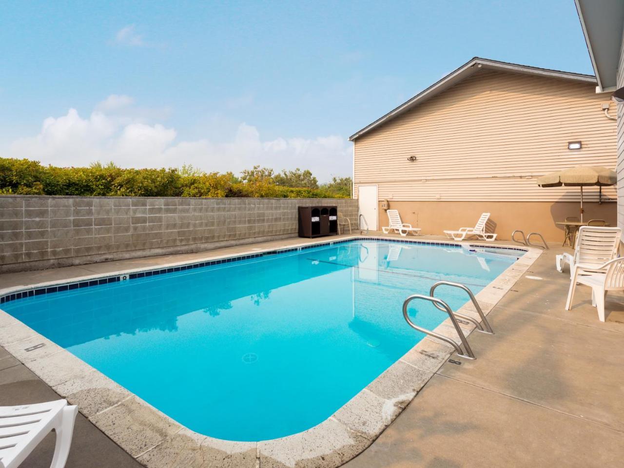 Red Lion Inn & Suites Grants Pass Exterior photo